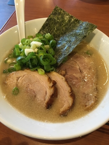 「半ちゃーしゅー麺(ネギトッピング)」@らーめん専門店 小川 町田小山本店の写真