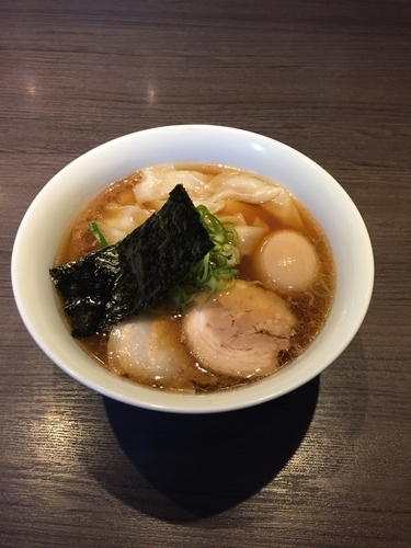 「山水地鶏ワンタンらぁ麺＋名古屋コーチン味玉」@支那そばや 本店の写真
