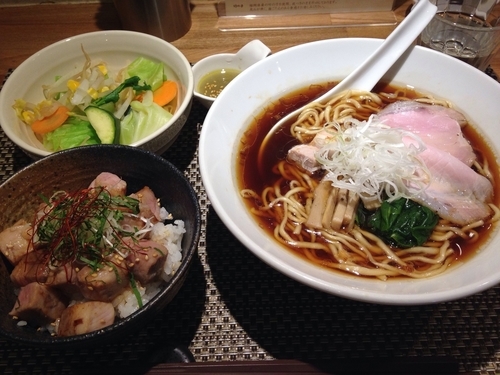 「旨味鶏だし 醤油  温野菜  チャーシュー丼」@生粋 花のれんの写真