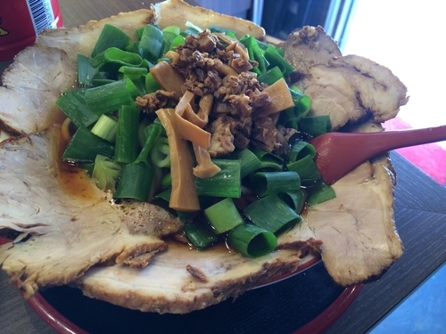 「チャーシュー麺（中）　ネギ　￥930」@麺屋7.5Hz 新橋店の写真