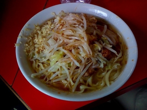 「ラーメン600円麺少な目硬め/野菜そのまま/ニンニク/カラメ」@ラーメン二郎 三田本店の写真