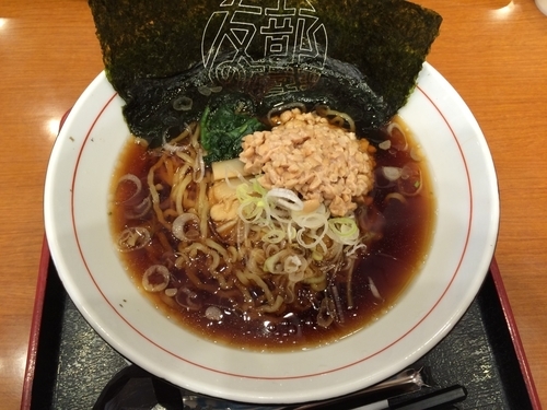 「黒醤油なっとうラーメン」@友部SA 上りの写真