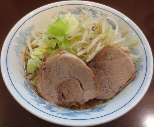 「らーめん（少な目）＋野菜チョイマシ　680円」@らーめん陸の写真