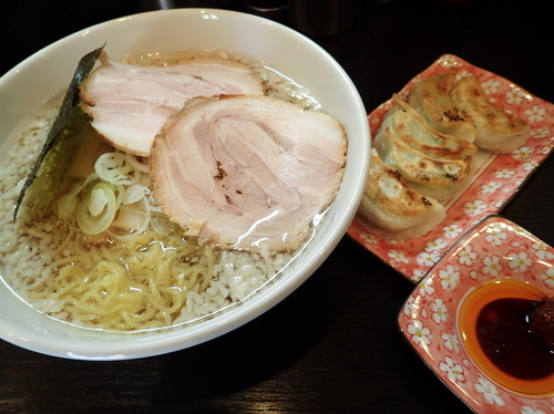 「醤油こってり＋サービス餃子」@宗家一条流 八代目直系 がんこラーメン 町屋店の写真