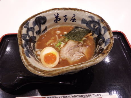 「魚介しぼり醤油　ハーフ」@弟子屈ラーメン 札幌北広島店の写真