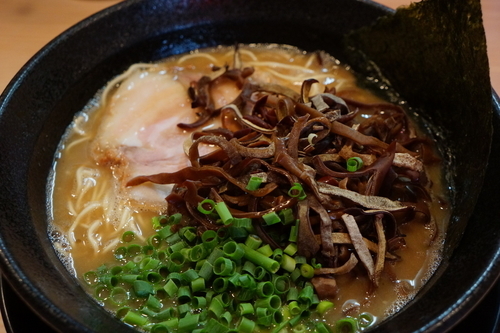 「らーめん＋キクラゲ」@九州とんこつらーめん ひらさわの写真