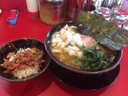 「ラーメン（中）たまねぎ＆チャーシュー２枚」@家系ラーメン たつ家の写真
