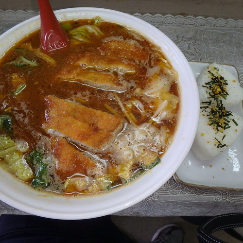 「カツカレーらーめん(830円)、おにぎり(230円)」@中央市場 上海の写真