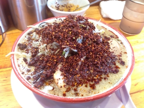 「麺すくなめ玉子付 780円 自家製唐辛子」@らーめん バリ男 新橋本店の写真