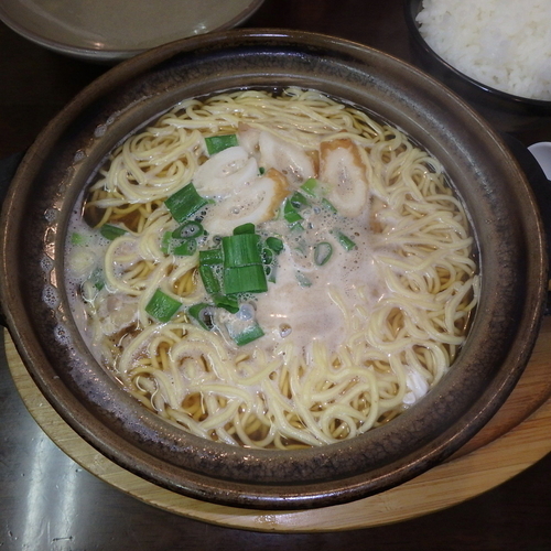 「鍋焼きラーメン(並)(648円)。ごはん小(108円)」@すさき駅前食堂の写真