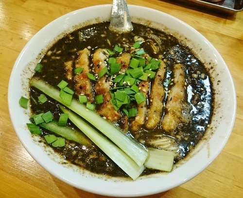 「排骨黒担担麺 1100円」@瀬佐味亭の写真