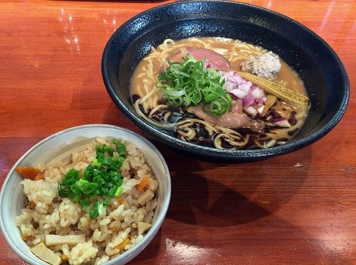 「香り豚とタマシャモの黒マー油白湯SOBA＋炊き込みご飯」@中華そば 輝羅の写真