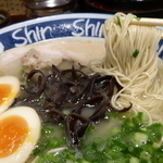 「煮玉子入りらーめん（７５０円）」@博多ラーメン ShinShin 博多デイトス店の写真