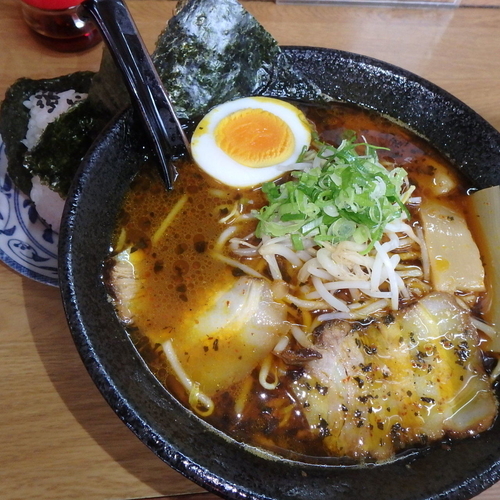 「カレーらーめん(890円)、おにぎり(100円)、替玉」@遊山の写真