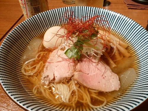 「冷やし煮干し白醤油＋ビール＆日本酒・海鮮丼」@寿製麺よしかわ 川越店の写真