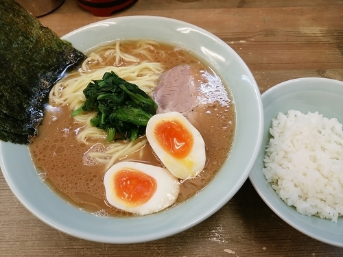 「味玉ラーメン中（1.5玉）ライス小」@横浜らーめん 渡来武の写真