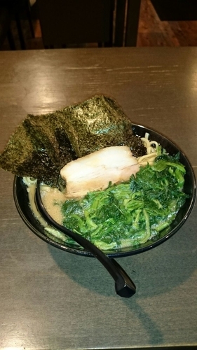 「醤油らーめん　ほうれん草トッピング」@麺屋 葵の写真