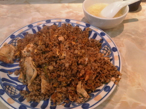 「黒ゴマブラックスパイシー炒飯(918円, 鶏肉選択)」@ちょもらんま 大山店の写真