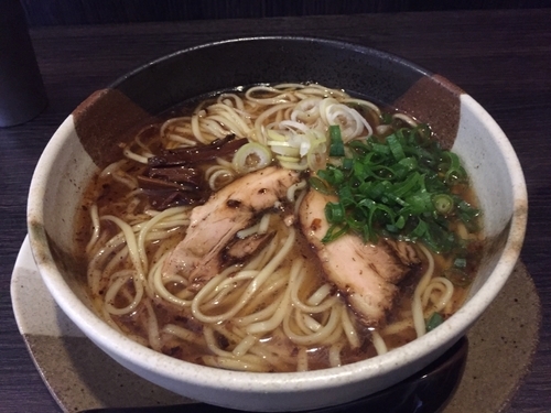 「しょうゆラーメン大盛り 麺かためトッピングネギ」@ちゃるめら ぐっぴーの写真