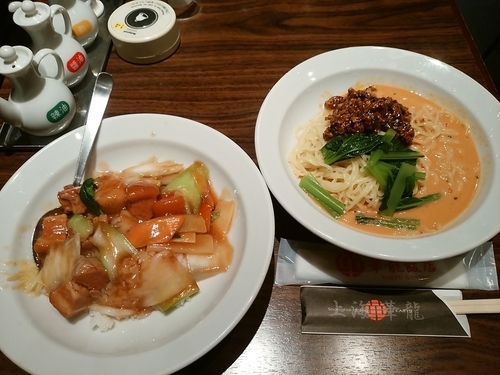 「本日のランチ②(豚角煮と野菜丼＆冷し担々麺)980円」@上海華龍 ヤマダ電機LABI1高崎店の写真