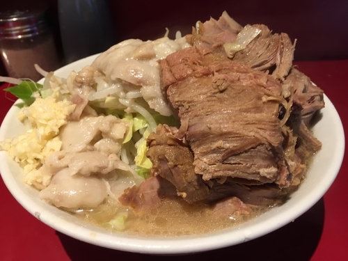 「小ラーメン豚入り（ﾔｻｲ ﾆﾝﾆｸ ｱﾌﾞﾗ）」@ラーメン二郎 荻窪店の写真