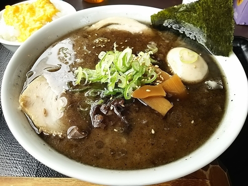 「特製とんこつらーめん 黒＋㋱セット（チャーシュー、たまご丼）」@本節鰹だしらぁめん めん組 松本店の写真