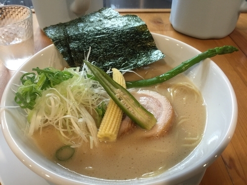 「特製豚白湯ラーメン  無化学調味料」@ろく月の写真