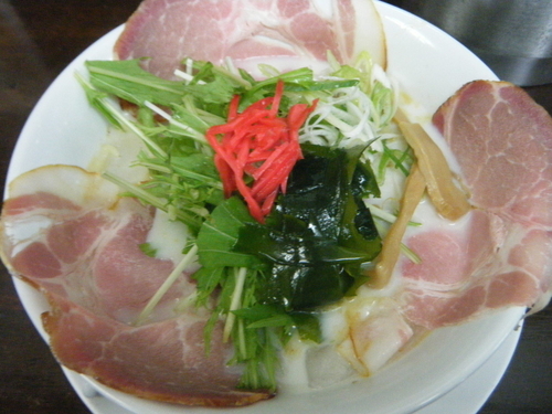 「冷たい（白い白雪姫のスープ）燻製チャーシュー麺850円」@手作りらーめん 白雪姫の写真