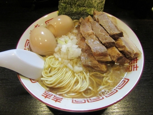 「淡麗　ｆｅａｔ桃星（７５０円）＋味玉＋和え玉」@中華ソバ 伊吹の写真