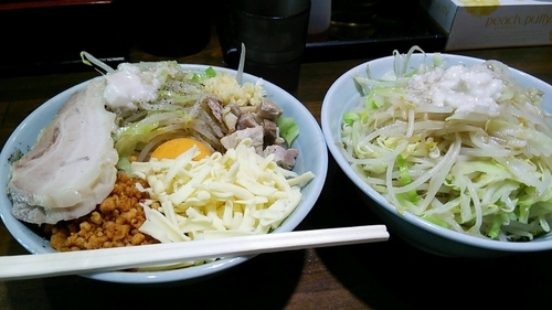 「油そば（ヤサイ増し・ニンニク・味濃いめ・揚げ）・豚増し」@郎郎郎の写真