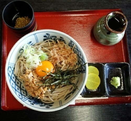 「納豆ぶっかけそば900円麺パス仕様540円」@伝右エ門の写真