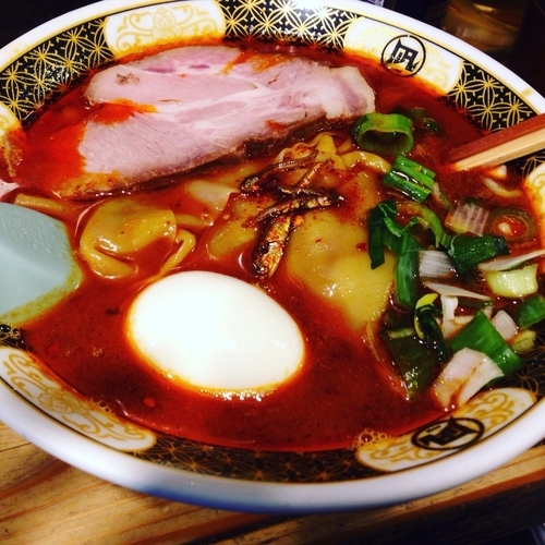 「すごい煮干ラーメン　ラー油　味玉　トッピング」@すごい煮干ラーメン凪 新宿ゴールデン街店 別館の写真