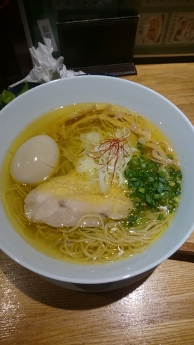 「塩らぁめん(鶏油多め)  ７００円  味玉(クーポン)」@麺や 流れ星の写真
