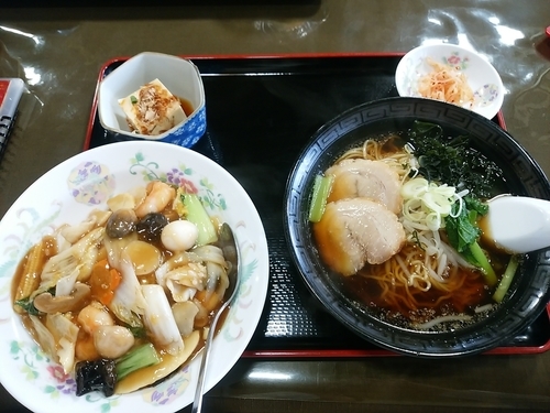 「Ｃセット(中華丼＋醤油ラーメン)900円」@龍翔飯店 緑町本店の写真