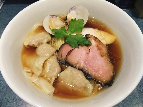 「醤油らーめん（750円）＋ワンタン（150円）」@とものもとの写真