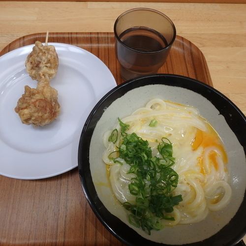 「釜玉うどん(小)(250円)、串とり天(100円)」@山越うどんの写真
