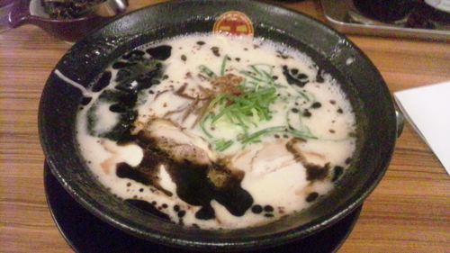 「とんこつラーメン（黒）」@博多とんこつラーメン まるせん 藤江店の写真