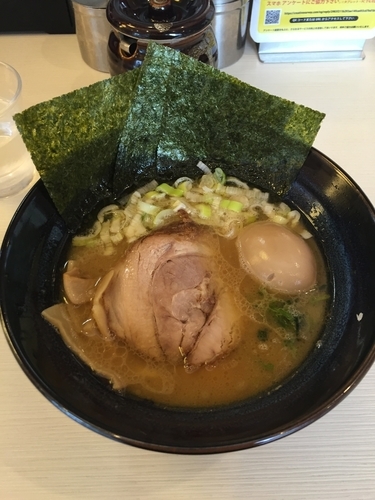 「醤油豚骨らーめん＋味玉」@ゴル麺 横浜本店の写真