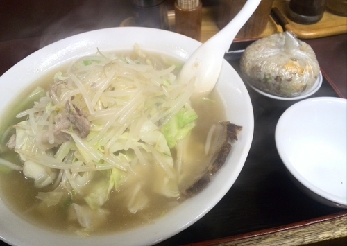 「タンメン 830円 + チャーハンおにぎり 100円」@ラーメン中本 新宿店の写真