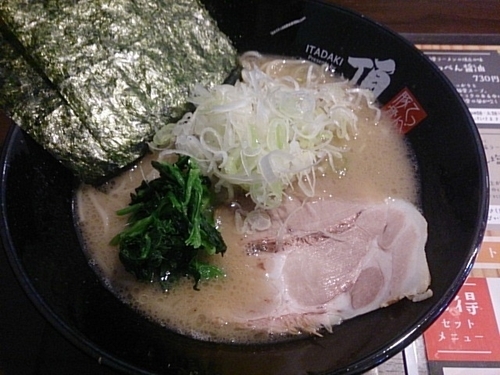 「てっぺん塩 ネギトッピング 細麺 茹普 油普」@豚骨ラーメン 頂の写真