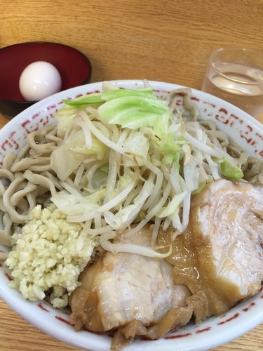 「小 ニンニク 野菜少なめ 生卵」@ラーメン二郎 環七新新代田店の写真