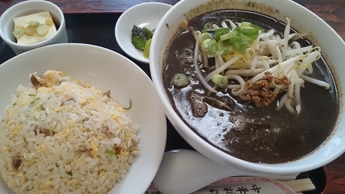 「黒胡麻タンタン麺と半チャーハン」@中華料理 康楽の写真