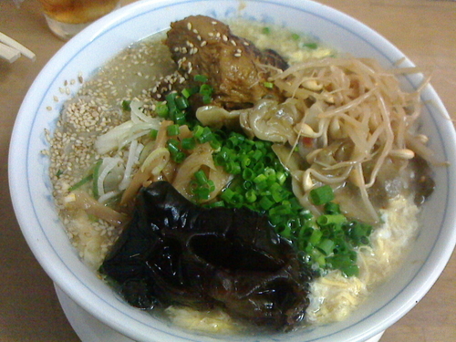 「牛出汁で赤と白　Ｃ」@MENYA 食い味の道有楽の写真