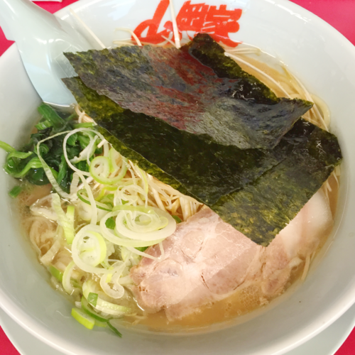 「醤油ラーメン　530円（開店記念100円引き）　和えネギ」@ラーメン山岡家 大泉店の写真