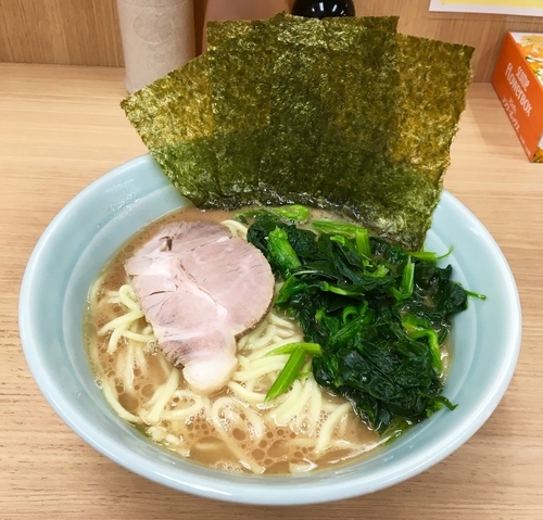 「ラーメン並+ほうれん草」@横浜ラーメン 武蔵家 日吉店の写真