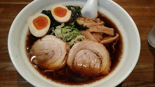 「醤油らーめん(大盛)(790円)+味玉(100円)」@匠屋の写真