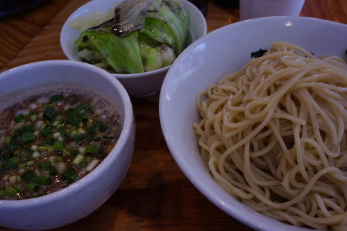 「つけ麺 750円（大盛り無料）＋キャベツとマー油」@富士らーめんの写真