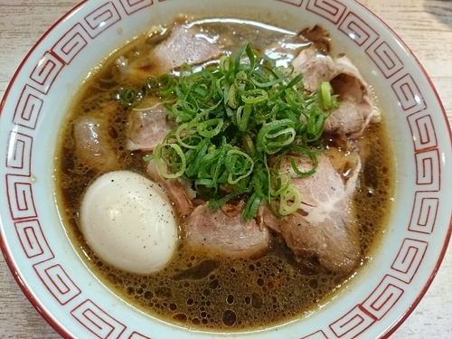 「【四葉×磯部水産コラボ限定らーめん】四つ葉ブラック￥850」@中華そば 四つ葉の写真