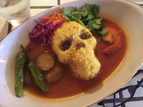 「double（エビcurry, 野菜curry）＋パクチー」@MAD Kitchen curryの写真