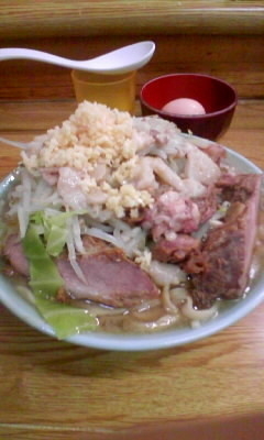 「ラーメン豚増し(ニンニク、アブラ)850円+生玉子50円」@ラーメン そらの写真